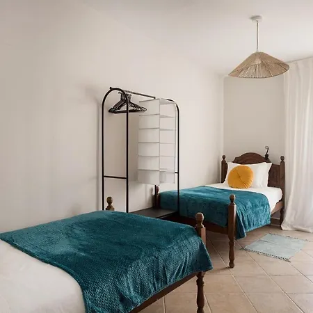Sunny Rooftop 3br Apartment