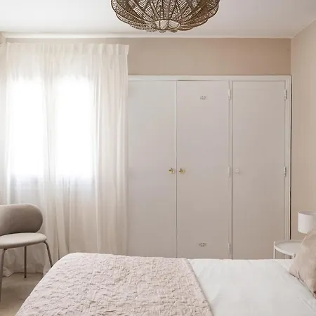 Sunny Rooftop 3br Apartment